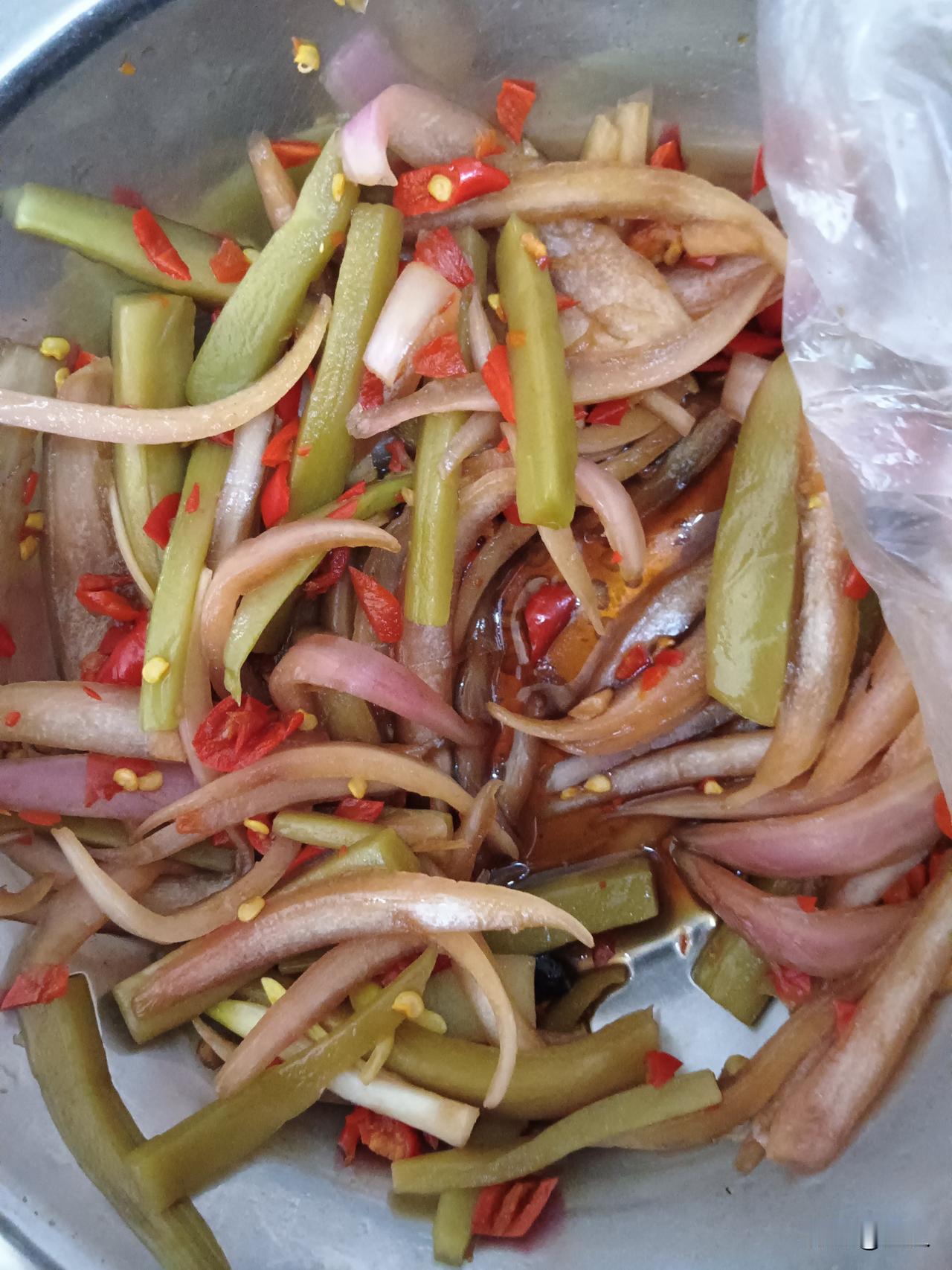 自晒贡菜泡洋葱：作为永州人，总爱把田间的鲜货变成坛中风味。今年特意在菜园里挑了几