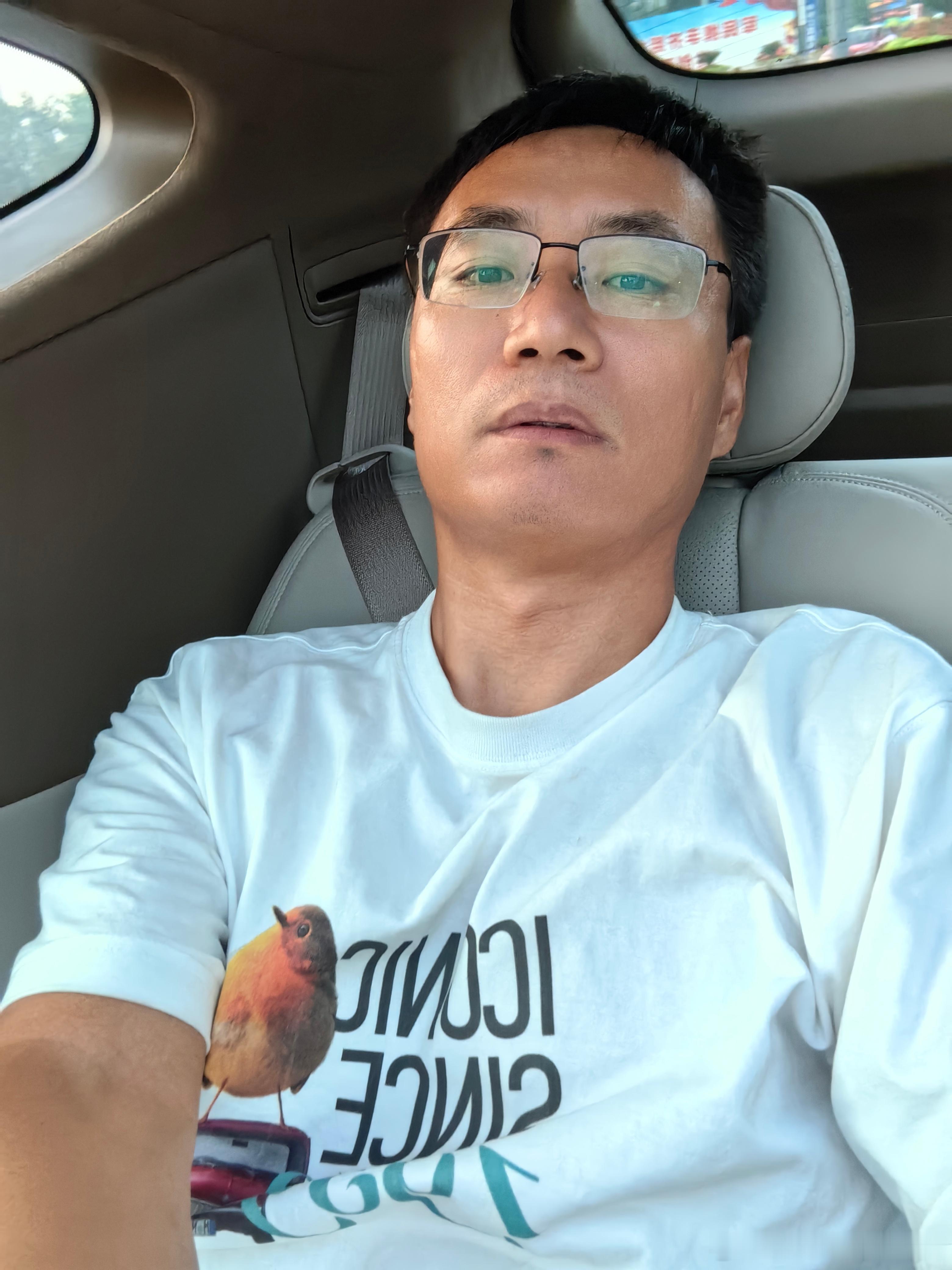 进来车里就躺下，你猜这样的车是谁。 ​​​