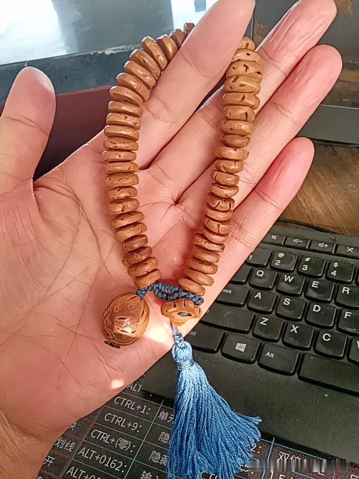 下个月满五十岁，快要上岸了。
期待的退休，等到的是容颜的衰老，身体的疲乏。
往后