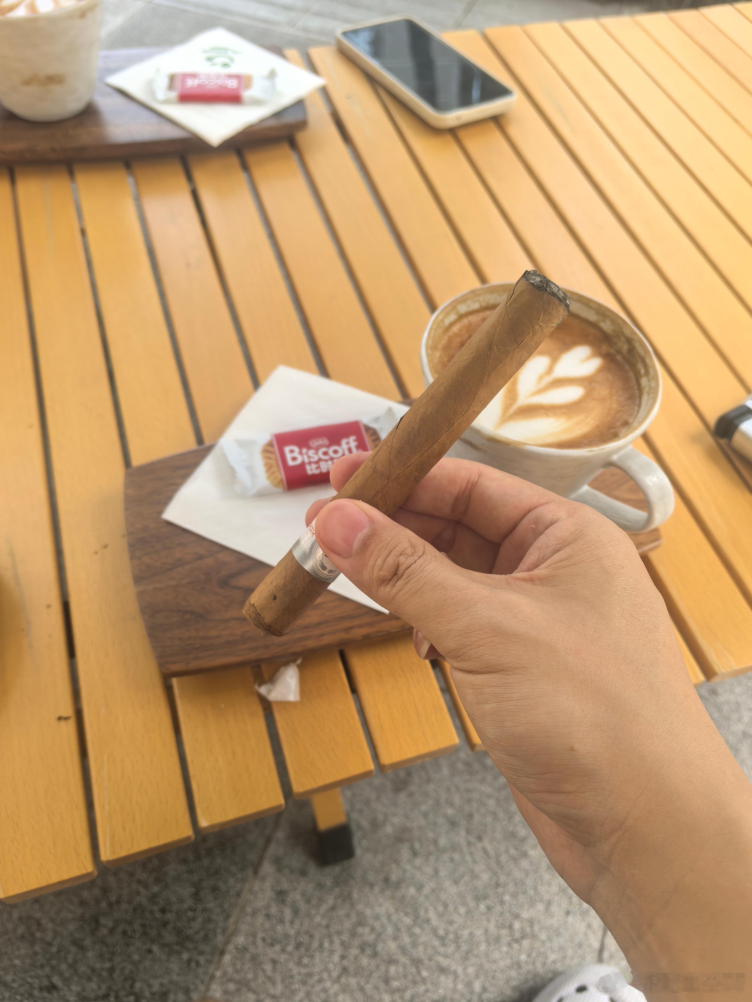 陪一位来自西安的老铁喝咖啡最近全国各地老铁过来一直在面对面上钟唉，我这股票狗何德