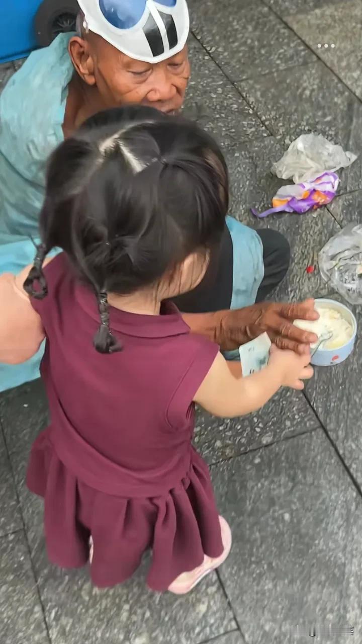 他虽然穷，但他的精神却很富有！广西玉林锦绣商业广场，一个小女孩拿着10块钱递给乞