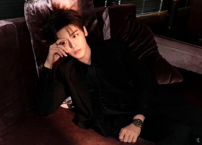 侯明昊碧血蝉今日放送下班这么晚下班真的让人心疼，宝宝一定累坏了吧，快回家好好休息