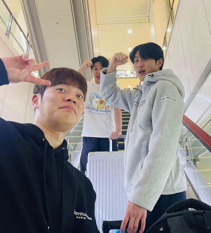 韩男玩得还真是开心🥳 