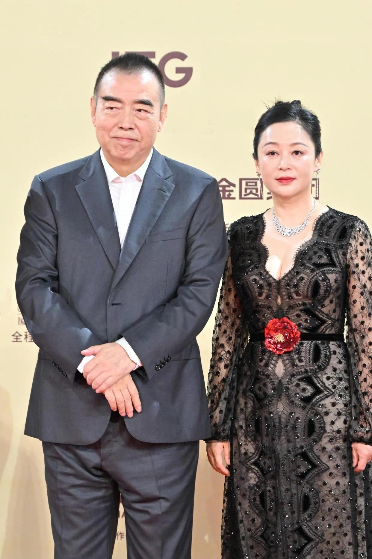 前段时间，陈红与陈凯旋一起参加活动。56岁陈红的穿着引起大家的热议，只因她穿了一