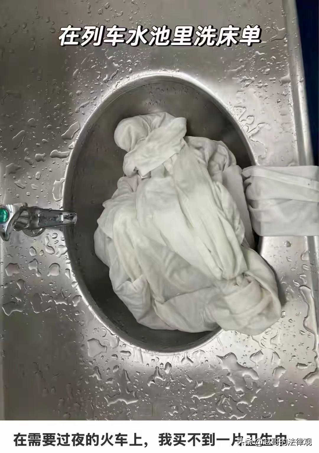 甘肃兰州，女子乘坐K228次列车卧铺时，赶上了生理期，可她在车上没有买到卫生巾，