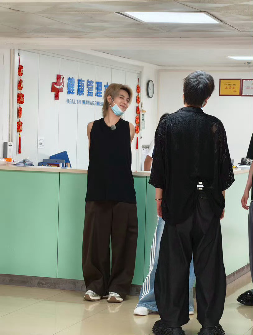 在医院看见刘也李振宁刘彰了 今天有网友在普宁一家医院偶遇李振宁录新综艺！昨天刘也