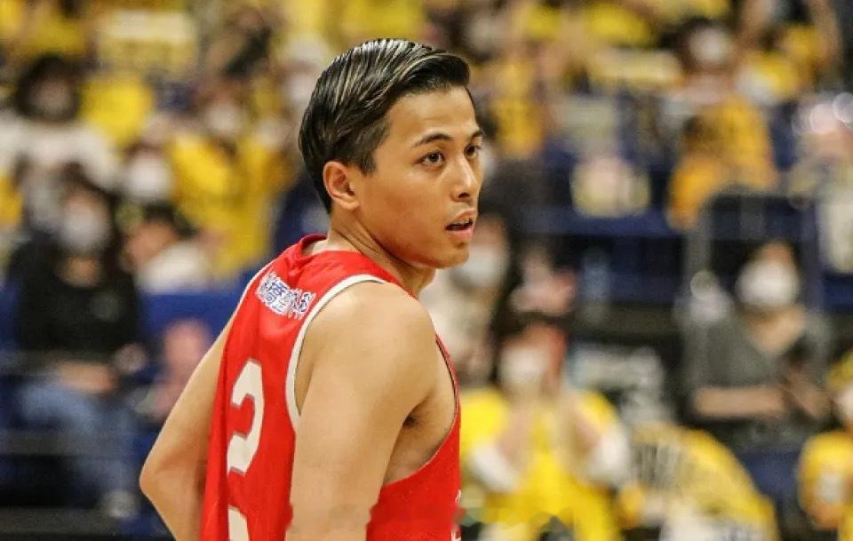 赵睿将继续担任中国男篮的队长，日本男篮的队长则是全队投票选出来的33岁后卫富坚勇