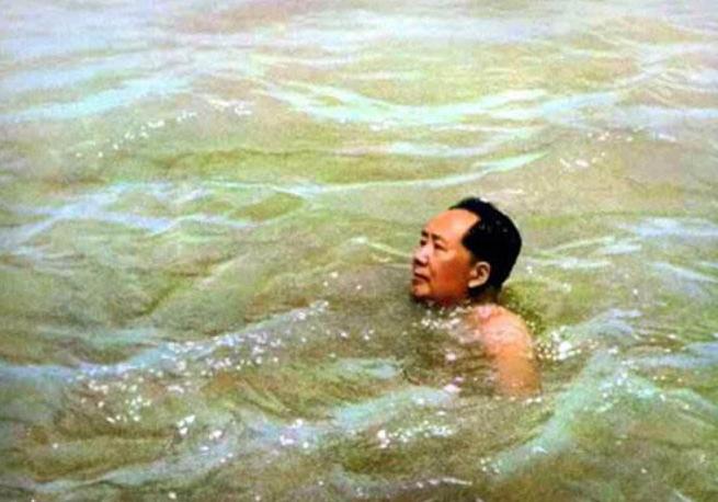 1957年，毛主席在青岛游泳后得了重感冒，高烧不退。省委书记请来一位老中医。老中