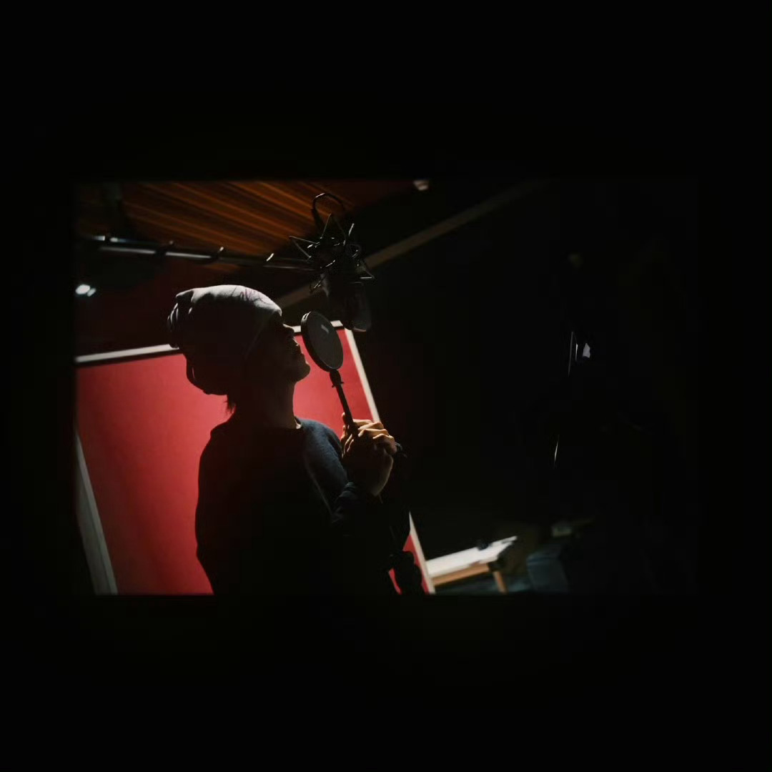 曾舜晞摸黑录音为了精准诠释歌曲情感，曾舜晞主动摸黑录制，对音乐的极致认真藏在每一