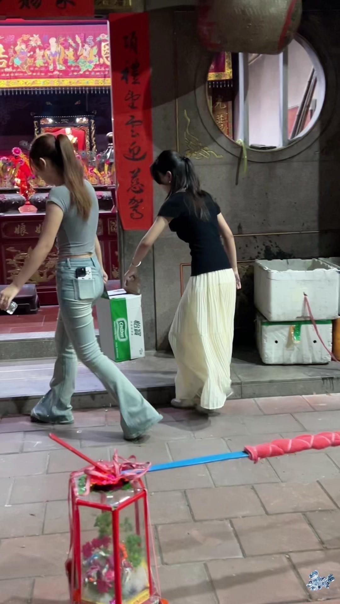 潮汕挑花篮的女孩们太飒了！她们双手稳稳抱起沉甸甸的篮子，步伐轻快又有力量，红绸装