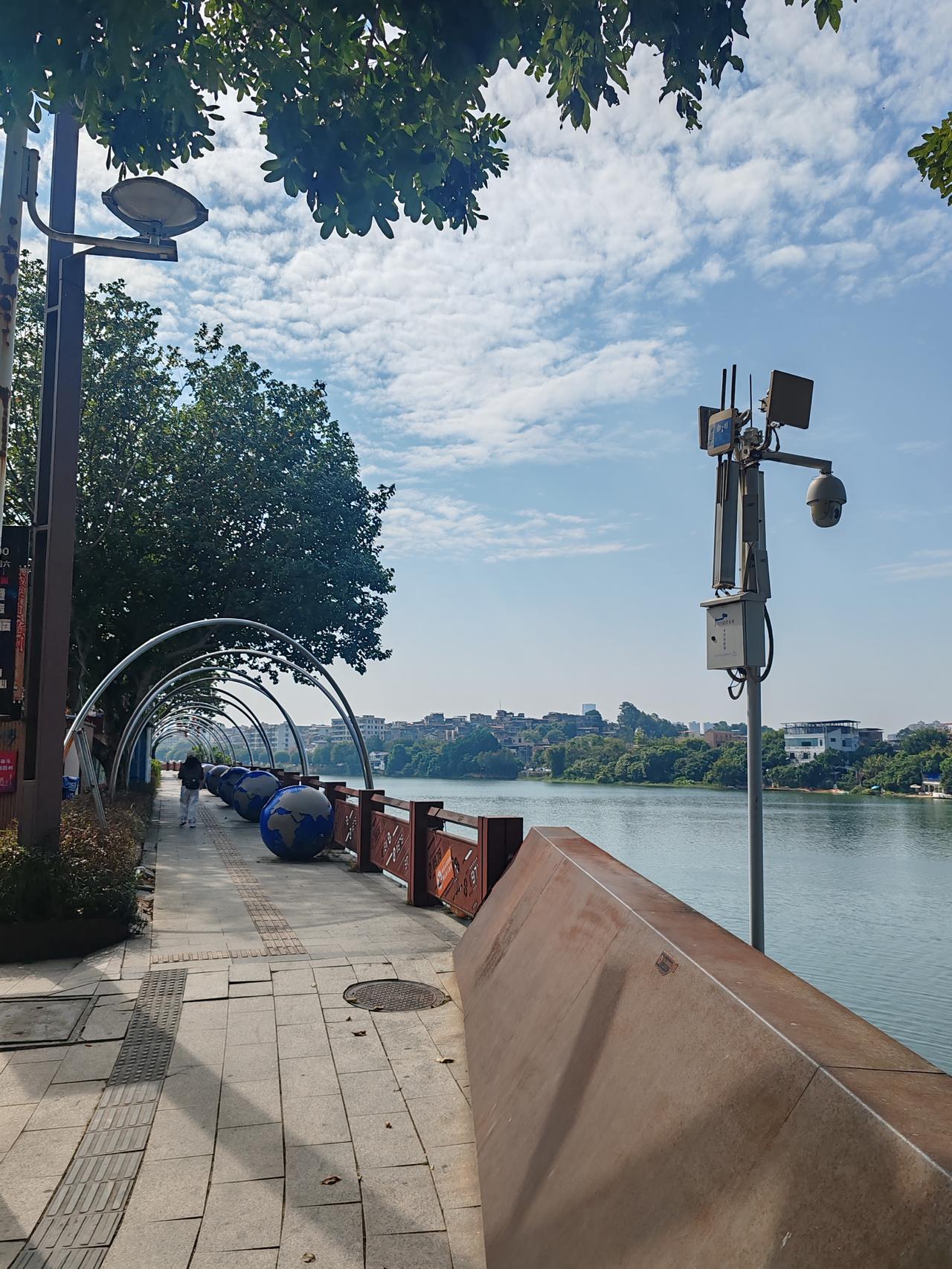 那时没有手机，出行全靠看地图、问路人。我们先去参加了一场人才交流会，现场人流如鲫