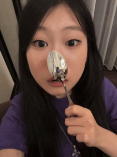 想贴贴这个偷吃零食的可爱妹妹 