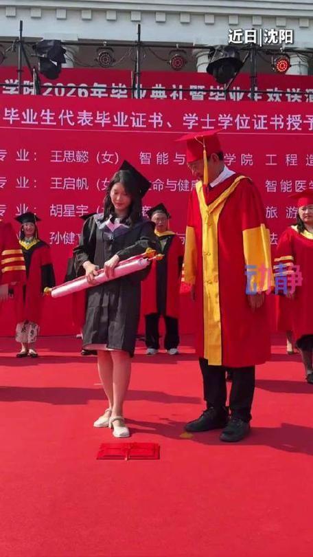毕业典礼上，学生举着“荣誉卷轴”拍照刷屏，大家一边喊“有排面”，一边暗戳戳羡慕。