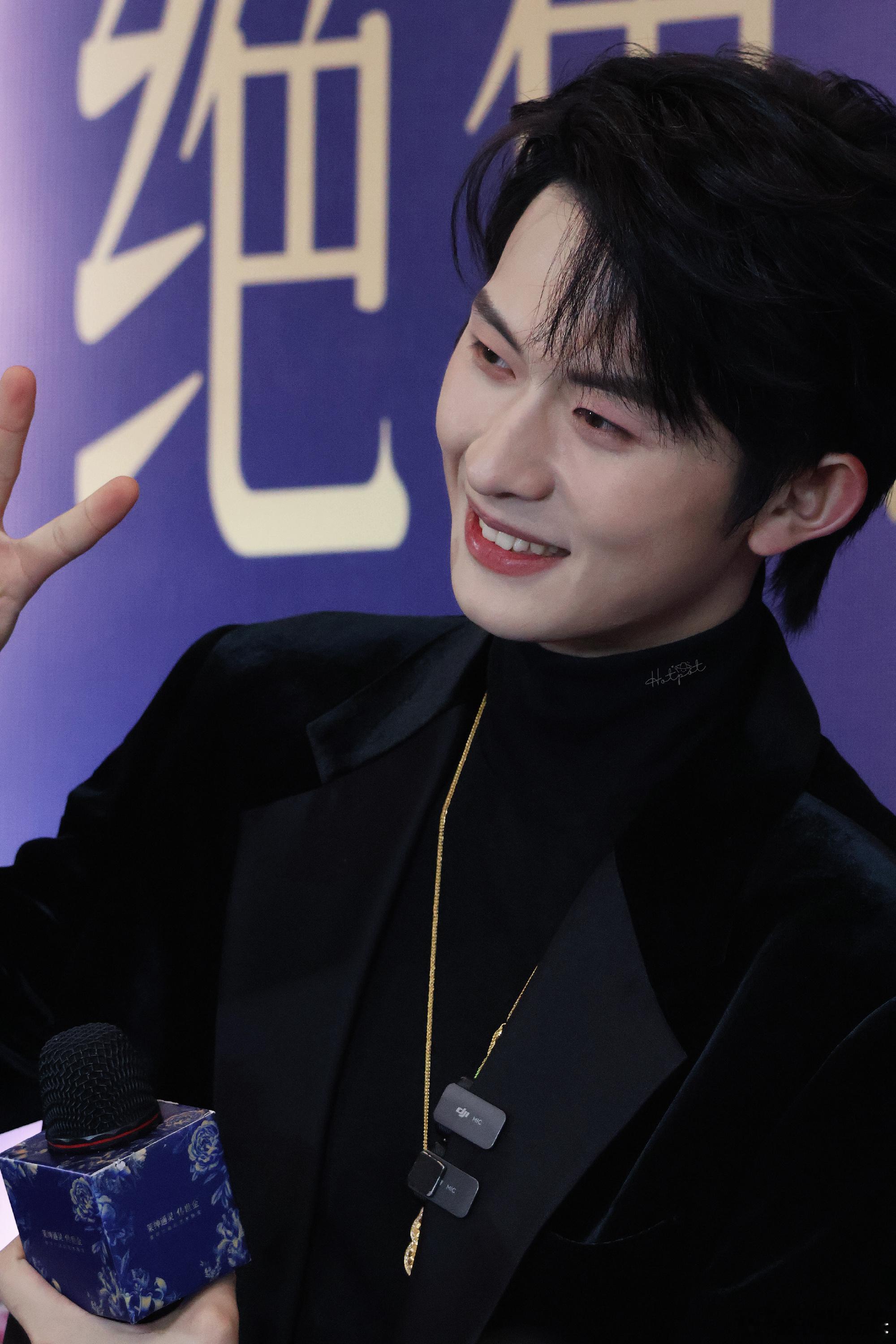 短剧男主剧里剧外两幅面孔短剧男主陈添祥剧里剧外反差萌绝了！线上是冷酷霸总，线下变