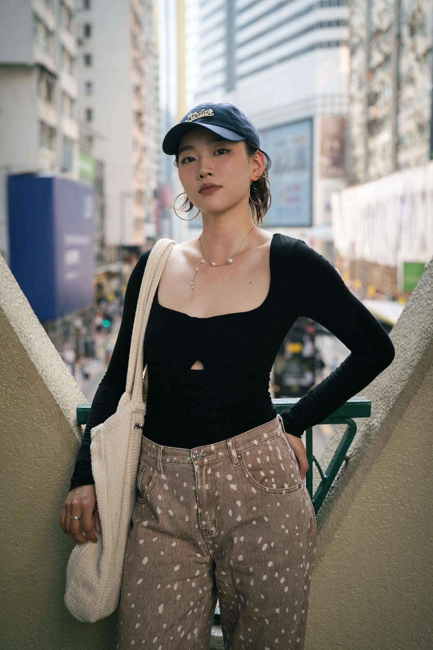 🇭🇰香港电影感街拍合集香港的街拍总是容易自带故事感红色的士和陈旧密集的建筑是
