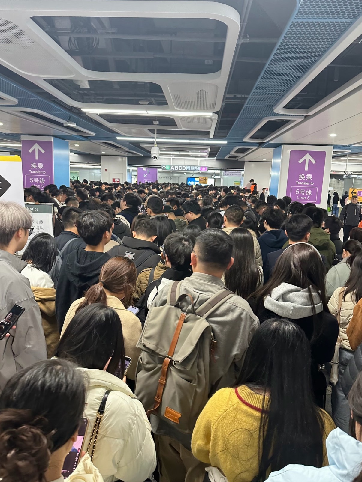 深圳地铁去年亏超371亿元坐过几次深圳地铁，都是人挤人。遇到上下班高峰期，更是挤