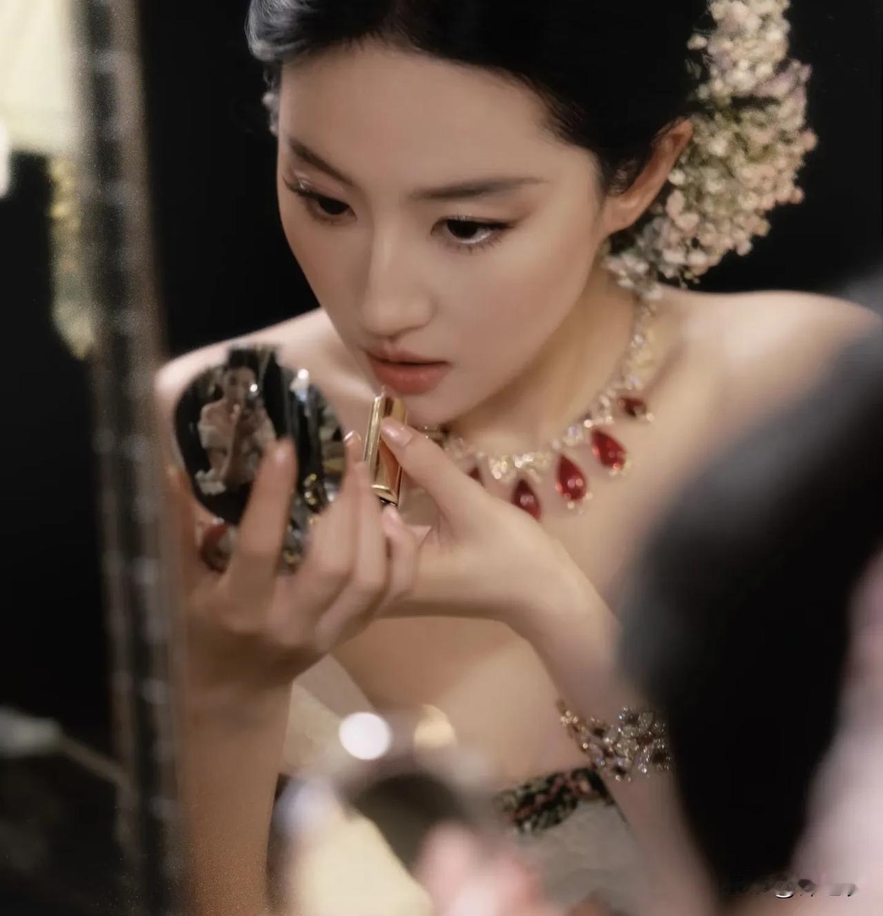 刘亦菲真人到底有多好看，有网友说；你们想想很能理解为啥线下见了茜茜都夸夸。

毕