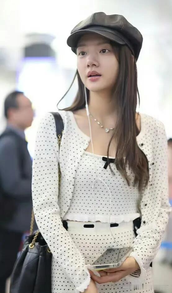 感觉无美颜滤镜之下她的颜值也太普通了，街上一抓一大把的那种，怎么这种颜值还能经常