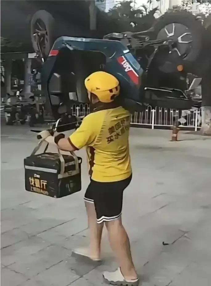 或是首例？本来是人骑车的，相反的是车骑人！用肩扛着电动车，然而又不是车坏了，电动