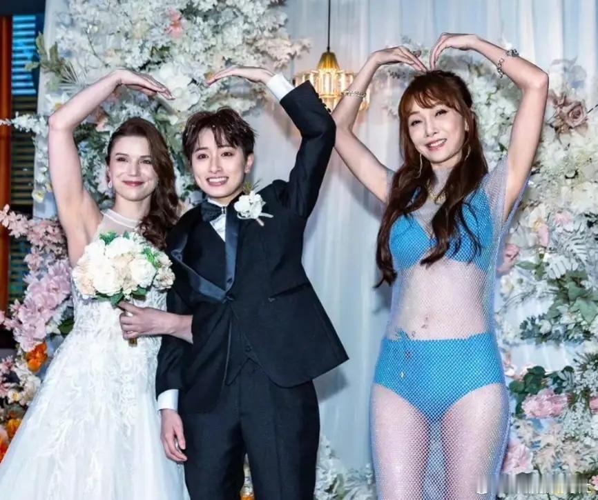 落跑甜心女主整复被弄骨折 这个女主的经历也是很神的，当年和女朋友的婚礼上，她妈妈