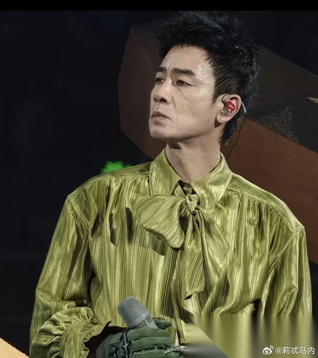 大家发现没有 陈小春变了 他现在变得越来越 活跃了，之前都是酷酷的形象，演电影多