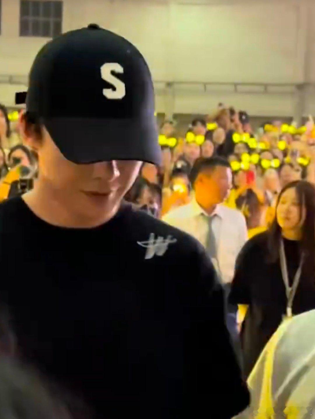 摩登兄弟刘宇宁务实天花板有歌 万万没想到！刘宇宁吃席打包还有后续！《有歌》首场直