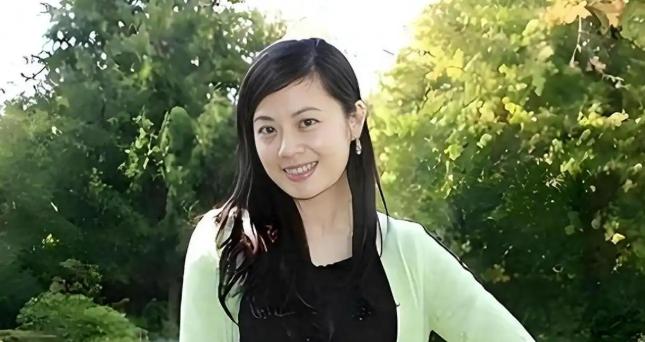 “我愿意放弃中国国籍，自愿加入英国！”这句话，是前央视知名女主持人姜丰，在200