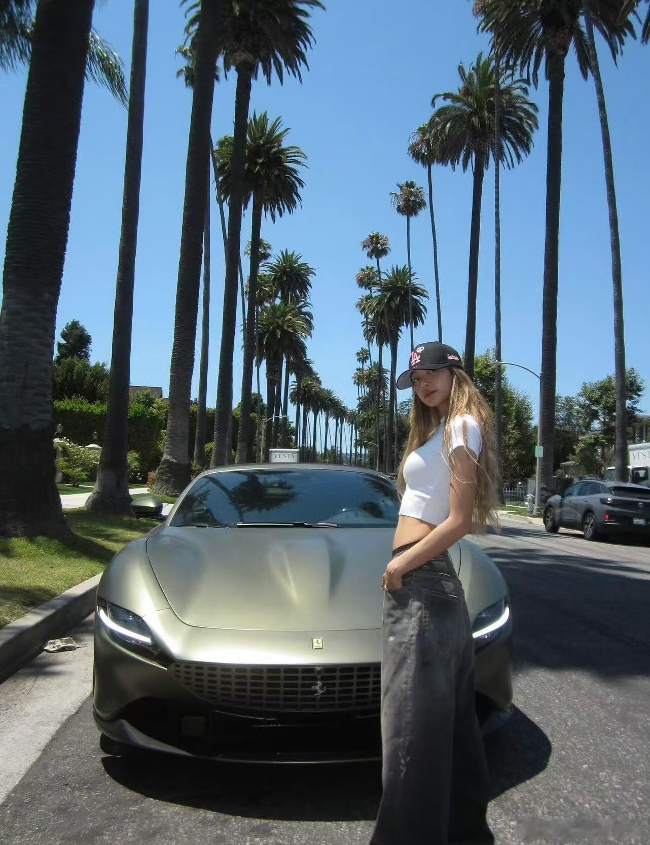 lisa提第八辆法拉利Lisa现在拥有的法拉利系列豪车- 法拉利 812 GTS