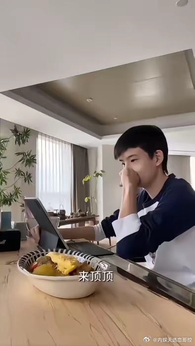 董洁与儿子顶顶素颜出镜一起吃饭，好幸福的母子，儿子看着比爸爸潘粤明当年还帅！ ​