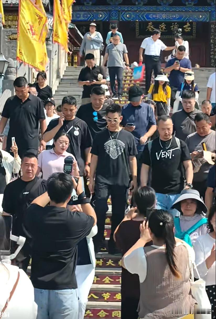 夏日生活打卡季惊喜来袭！今天上午，华语乐坛老牌歌手任贤齐现身咱们洪洞大槐树景区。