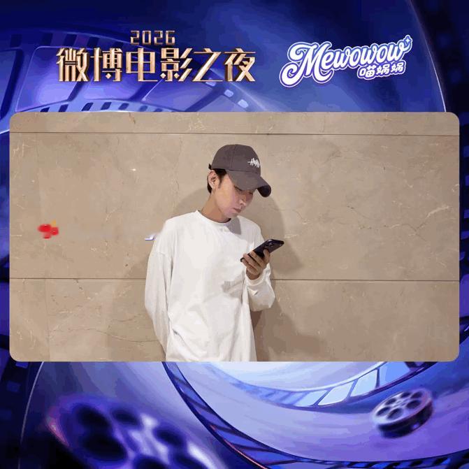 喵娲娲也拍上斯皮尔伯格镜头了 张弛正低头刷手机，突然一只喵从屏幕边蹦出来，别刷了