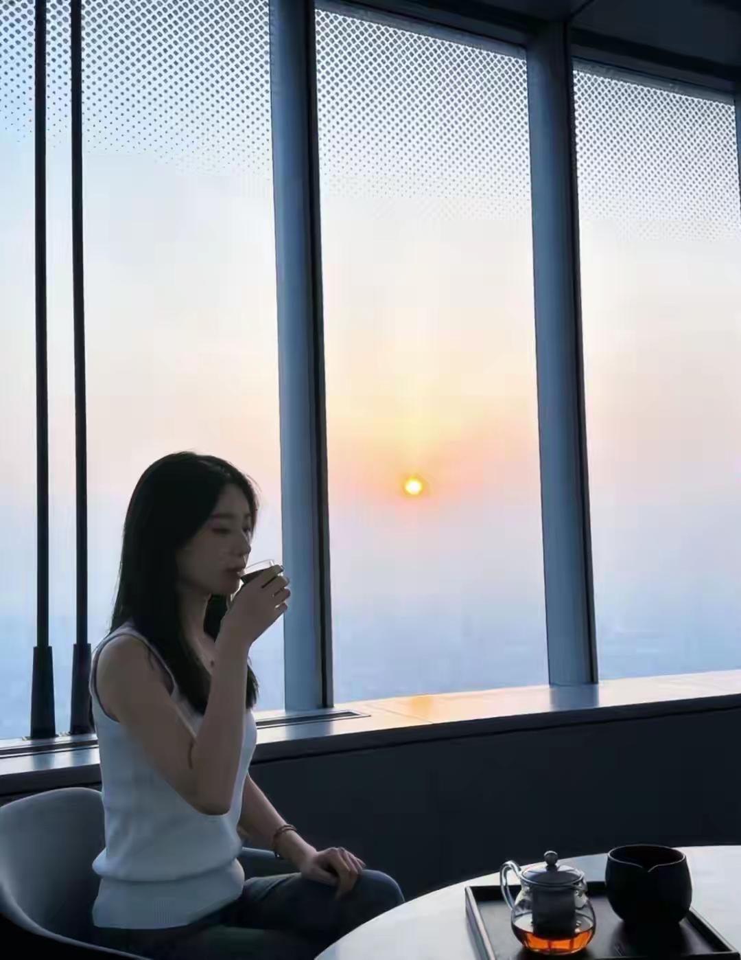 花开花落终有时，聚散随缘，清醒人把遗憾还给过往

人生这趟旅途，从来没有永远的同