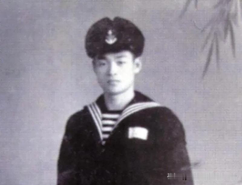 许世友将军的长子许光，曾是北海舰队优秀的舰艇指挥官。深耕海军多年的他，业务能力扎