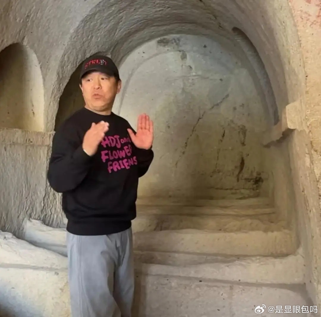 黄渤在土耳其旅游被偶遇，他在博物馆为中国游客当解说员，打扮朴素接地气。他真人的外