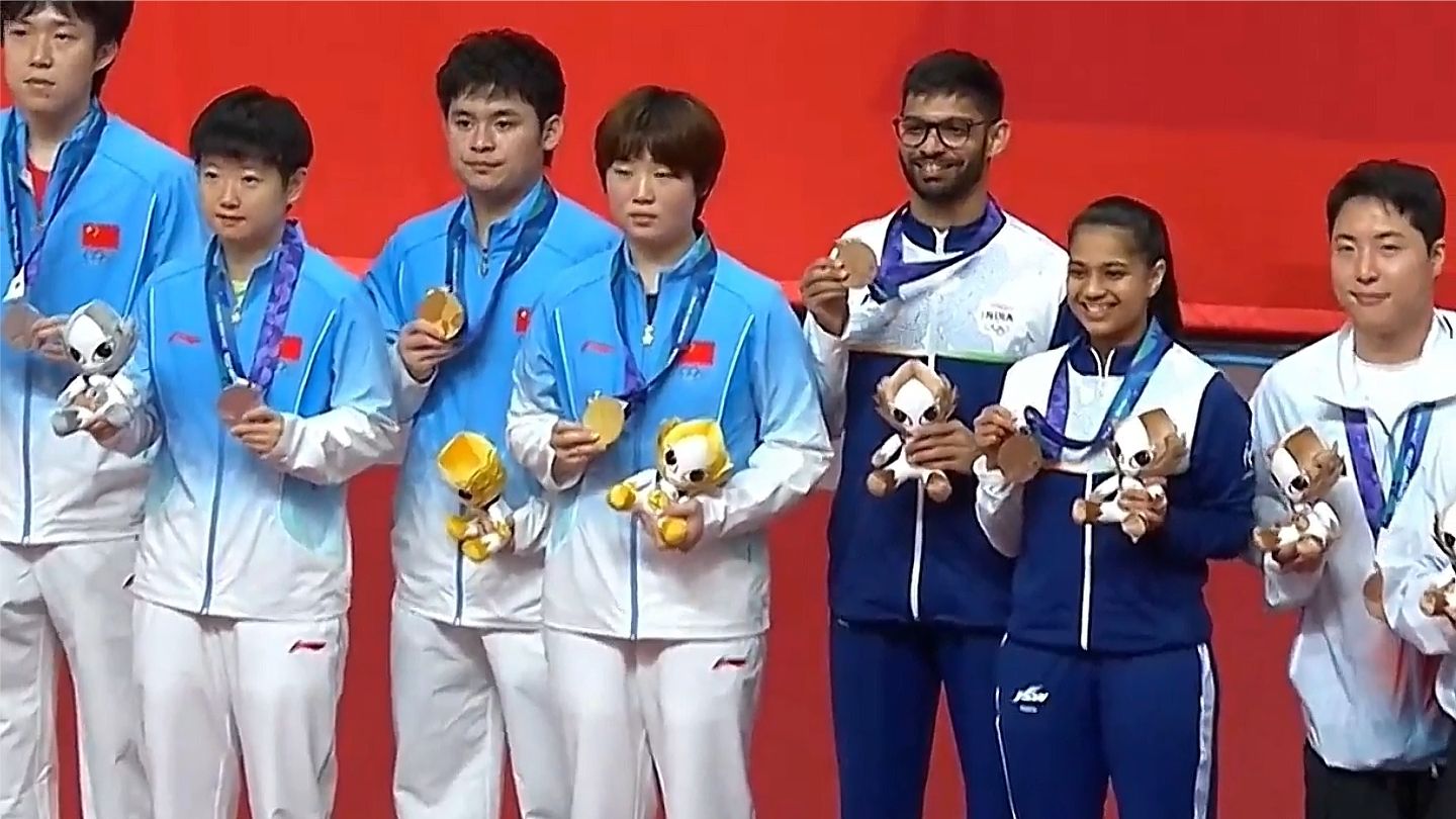 林诗栋/蒯曼4-0战胜王楚钦/孙颖莎，获得乒乓球混双金牌！