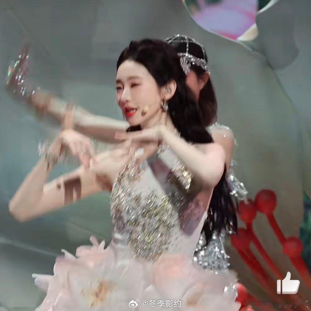 张艺凡花神降临 张艺凡今天这身白色花苞裙太适配了吧，站在舞台上完全就是花神本神，