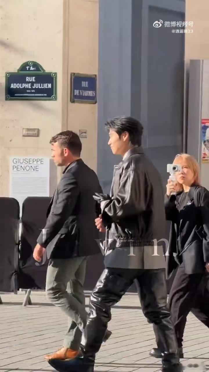 魏大勋下班摘掉了手套真的很难不被魏大勋给戳中了，上班就是戴着手套，下班直接把手套