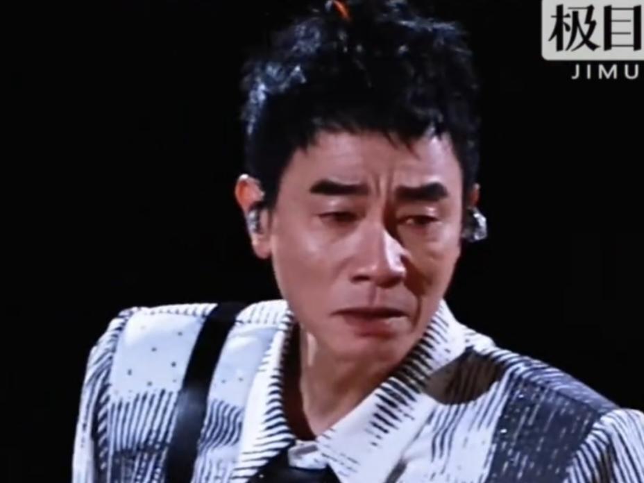 陈小春前两天在北京举办了两场演唱会，没想到被观众们集体喊退票，陈小春更是在舞台上
