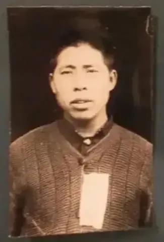 1931年，两名勇士在济南看守所就义前留下了最后一张照片。这张照片展现出他们视死