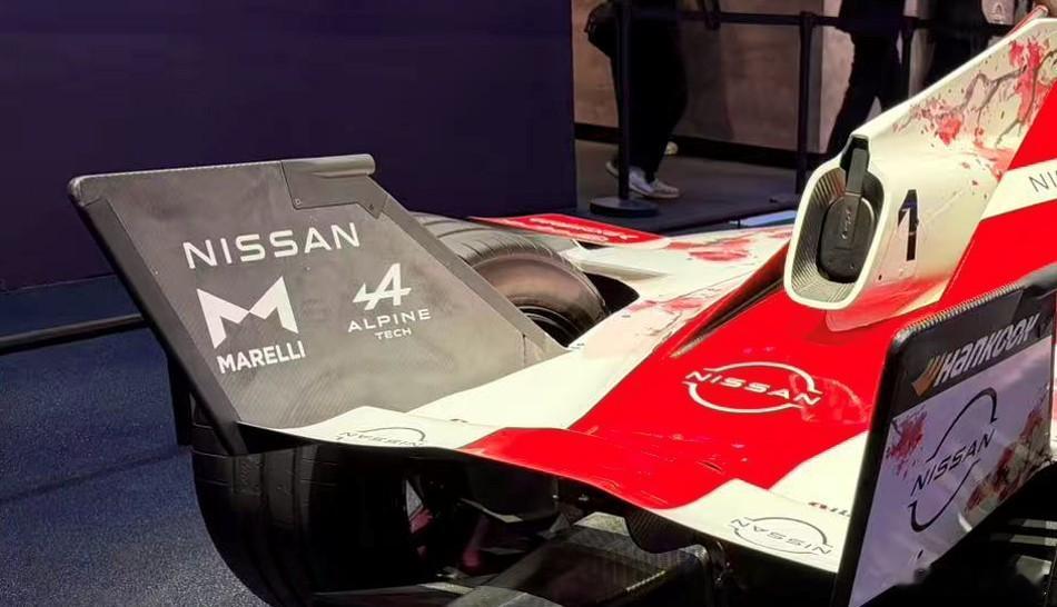 2026北京车展上，东风日产展台的Formula E Gen3 EVO赛车吸引众