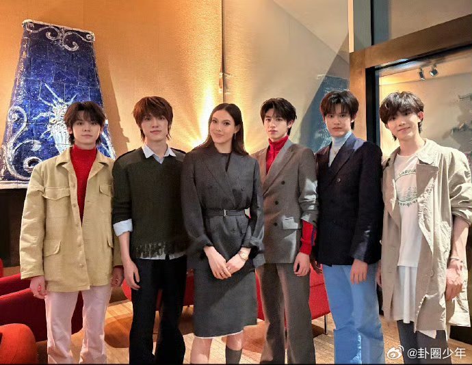 谷爱凌登陆少年同框合影谷爱凌登陆少年时装周合照米兰时装周PRADA秀后晚宴，谷爱