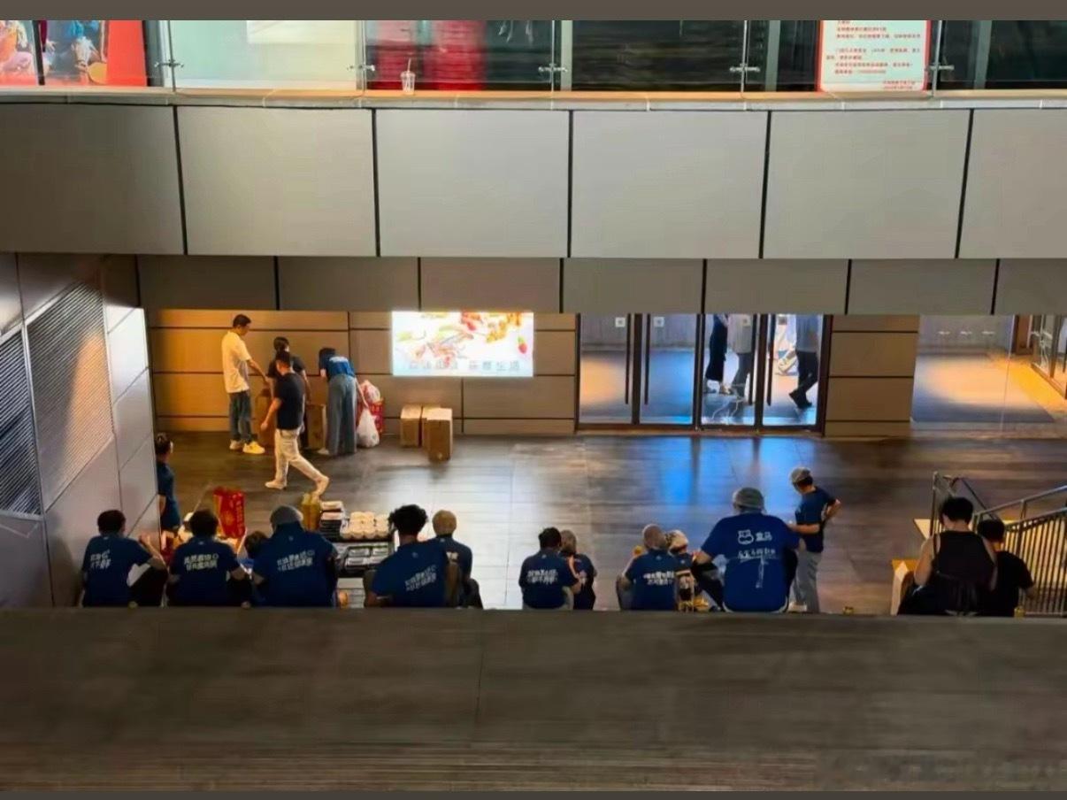 盒马回应员工三伏天户外吃饭盒马南昌新店开业首日被曝让员工在40℃高温下户外吃饭，