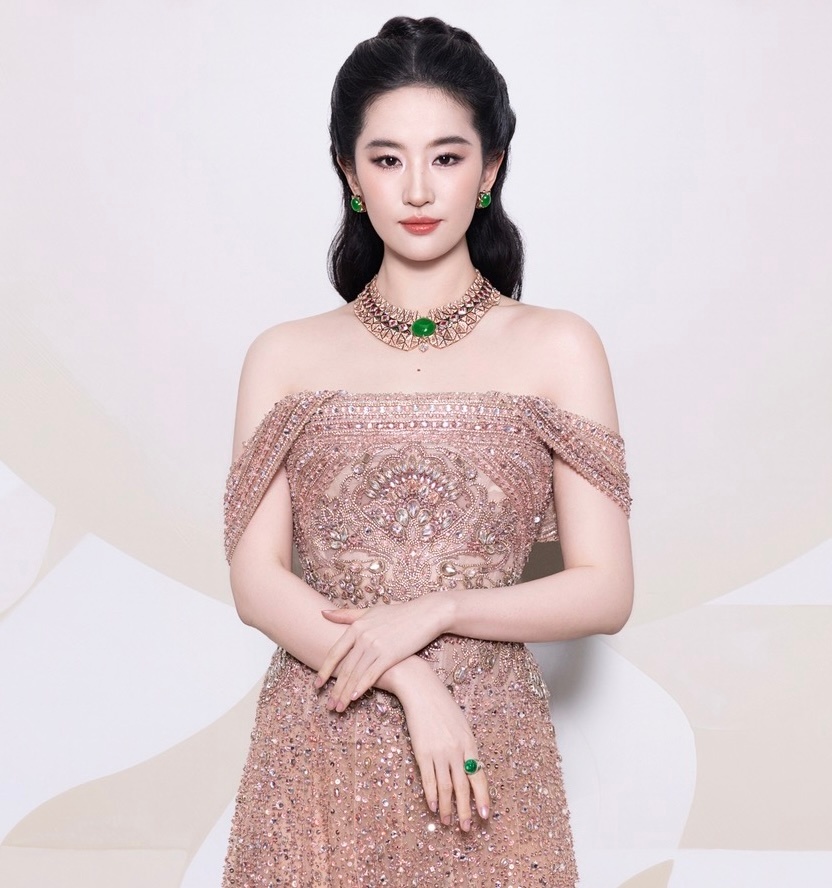 宝格丽女王刘亦菲真的太会选了翡翠的绿一下子就抓人眼球了 高定和高珠的纹样像是公主