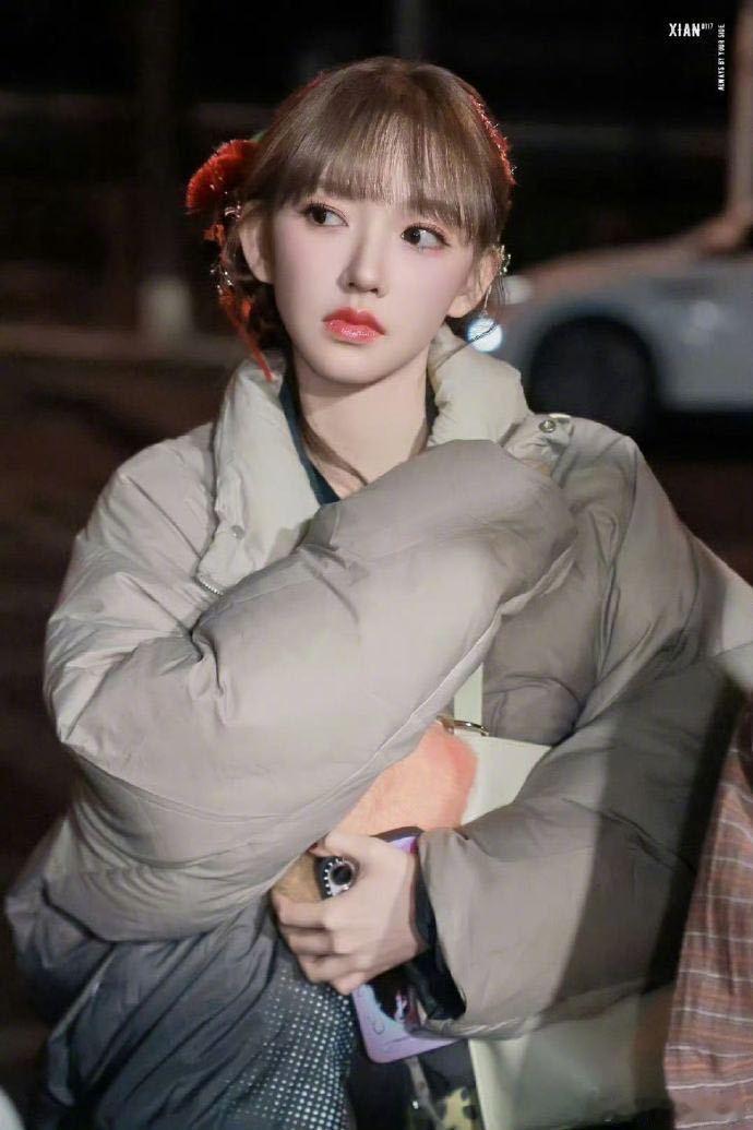 六位风格各异的女星齐聚春晚，演绎二次元爆款《春意红包》。春晚的顶级妆造，将助力她