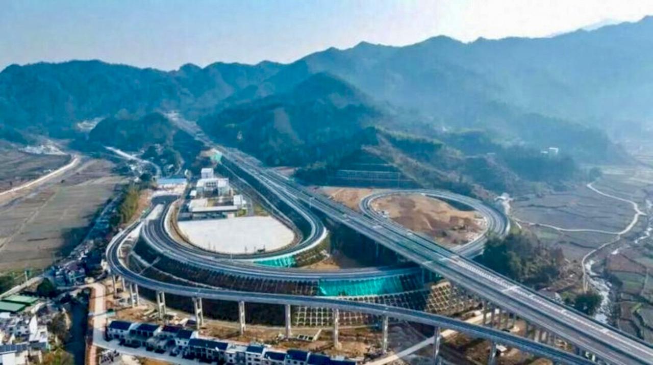 【武霍高速公路黄冈段新建工程】正在开展前期工作。该项目全长约97千米，估算投资约