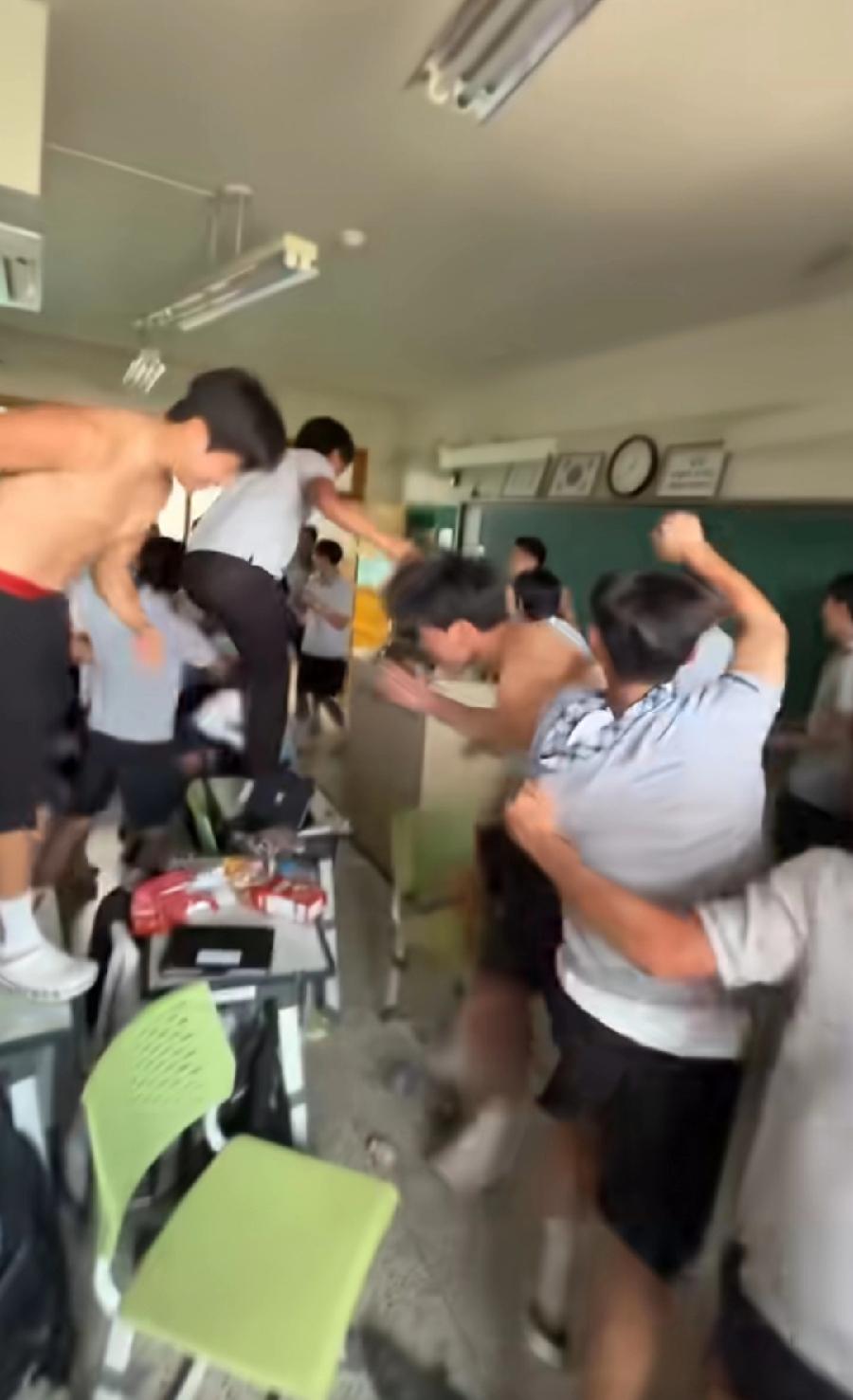 韩国学生在教室，疯狂庆祝2:1捷克！世界杯首胜，看这手足舞蹈兴奋劲，不知道的，还