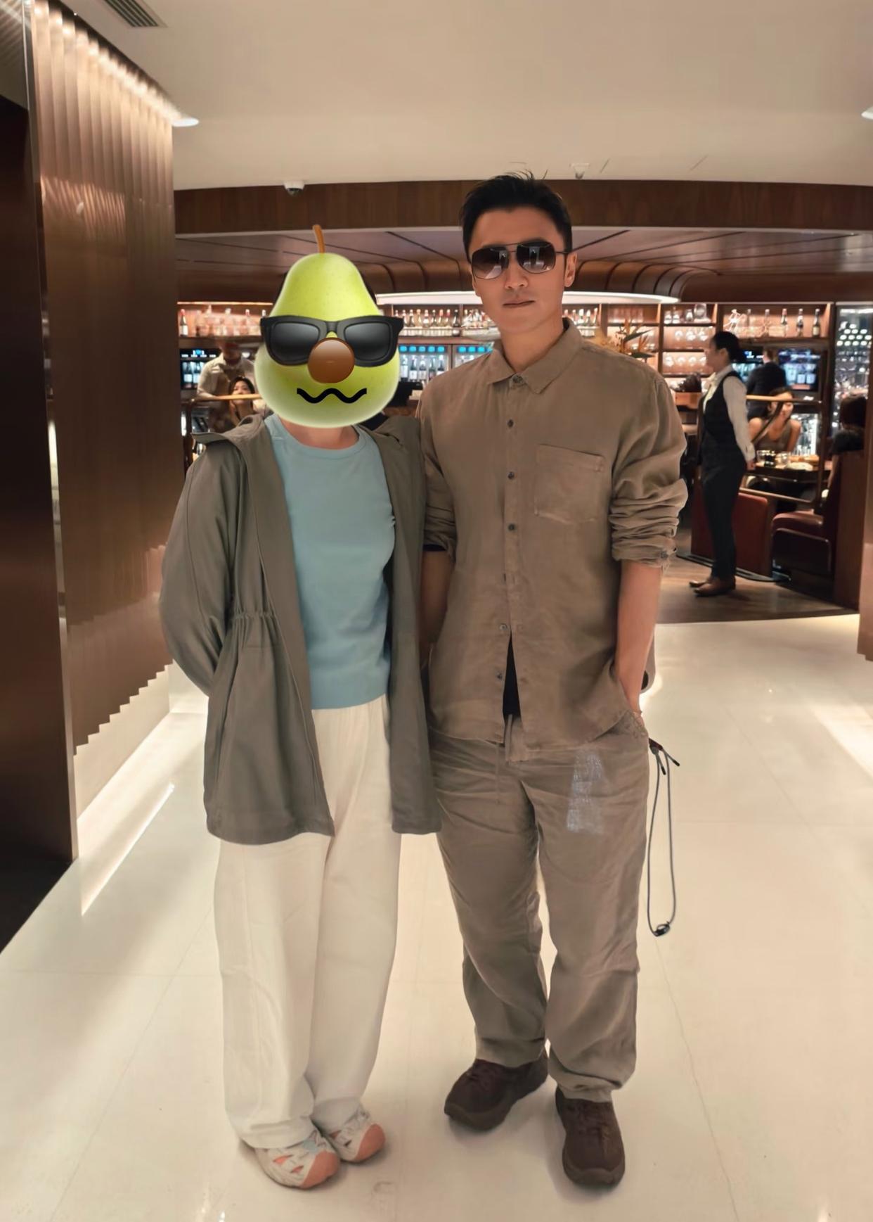 香港偶遇谢霆锋和大儿子，谢霆锋好帅好年轻Lucas很乖很崇拜爸爸!父子俩在餐厅吃