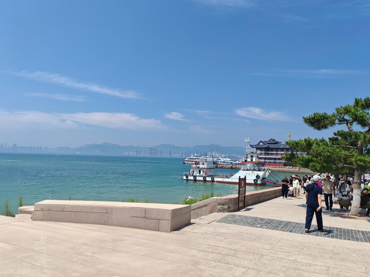 夏日随手拍 夏日的海湾，简直是人间仙境！海风轻拂，就像一双温柔的手，轻轻抚过脸颊