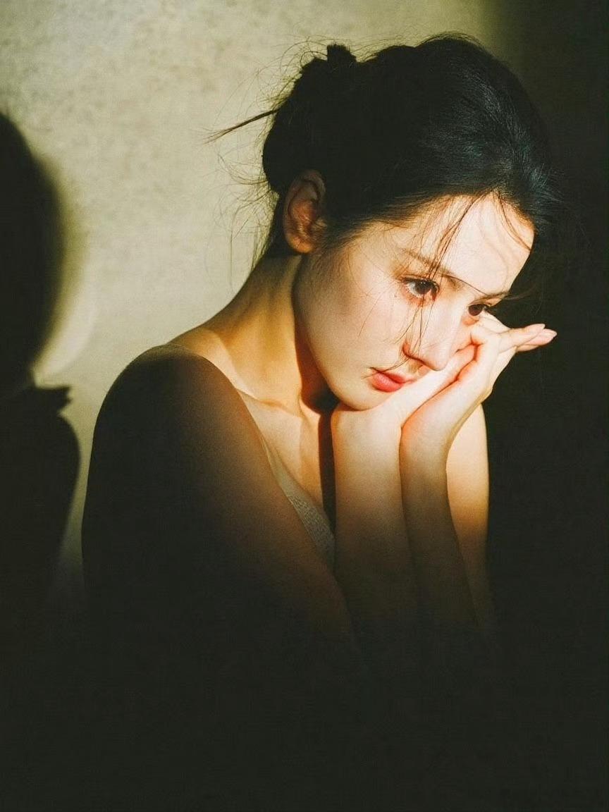 迪丽热巴VOGUE拍摄花絮热巴这花絮比群封和单封好看多了啊～ ​​​