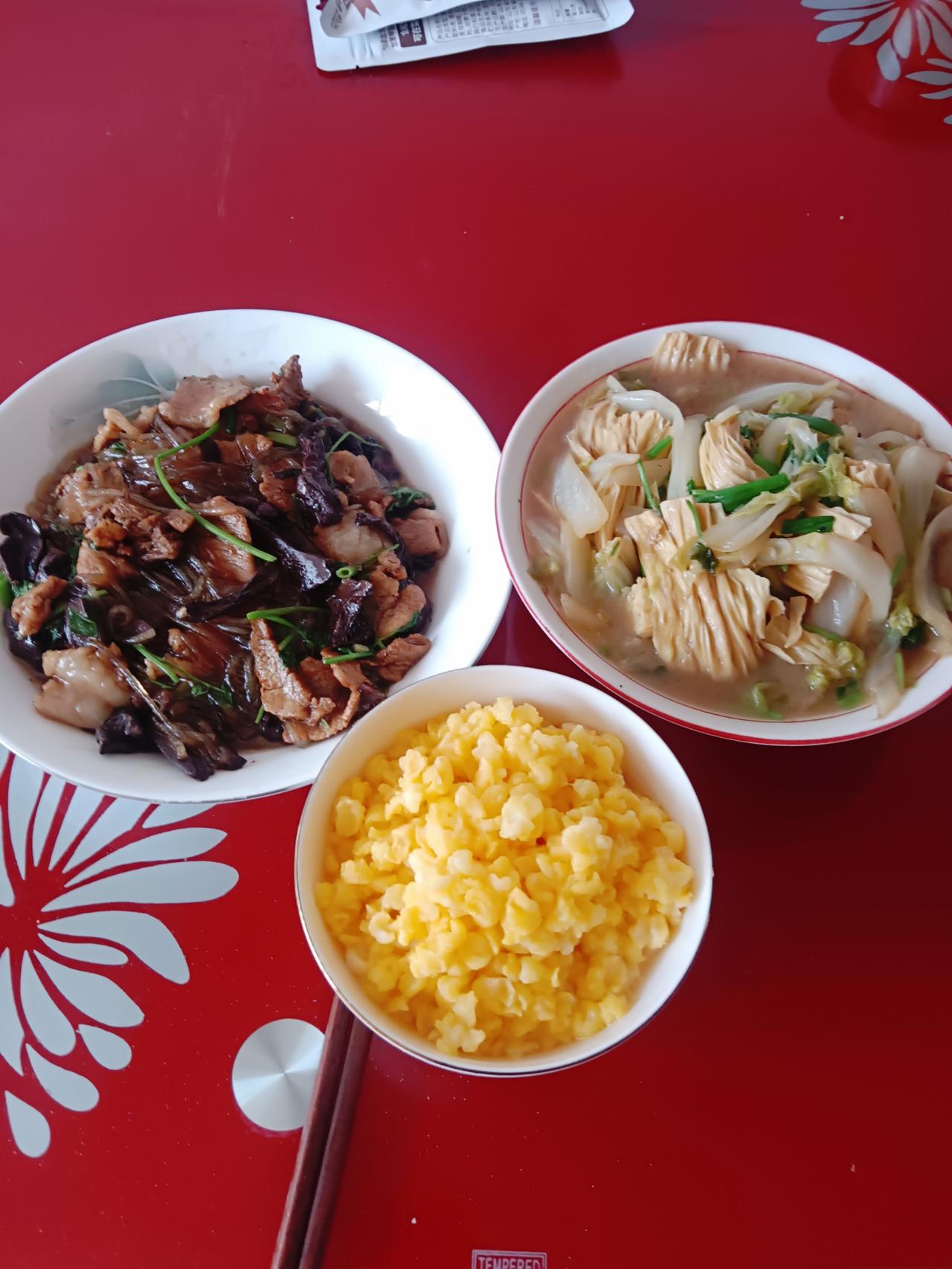 今天晚上是真的将就一下了
谁如果说这饭菜好
那他一定是一个有钱人
因为现在有钱人